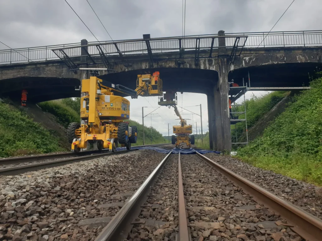 excavateur-sous-un-pont.webp