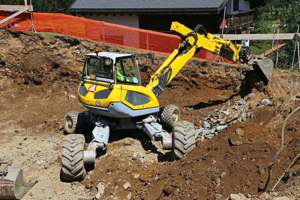Excavatrice araignée sur un chantier de construction.